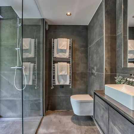 Beautiful With Jacuzzi In *